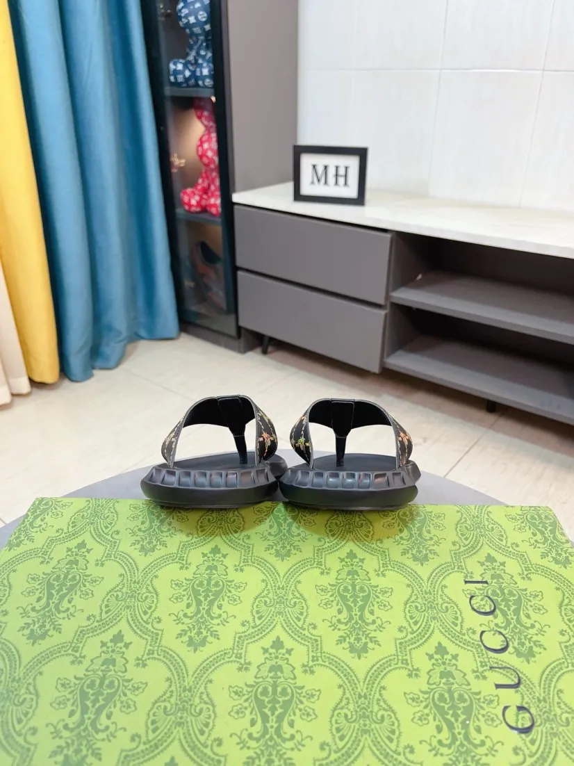 Men's shoes 💰260🌹🌹 (gucci-Gucci) New men's slippers, high-end boutique, made of cowhide, with exquisite embossed logo decoration on the upper, fine workmanship, super soft soles, casual, loose and comfortable, a must-have in summer! \nsize：38-44